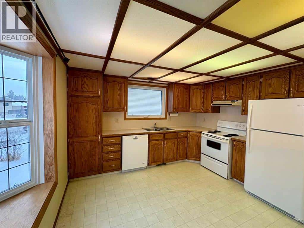 4304 56 Avenue — Innisfail, Alberta - Photo 2 of 35