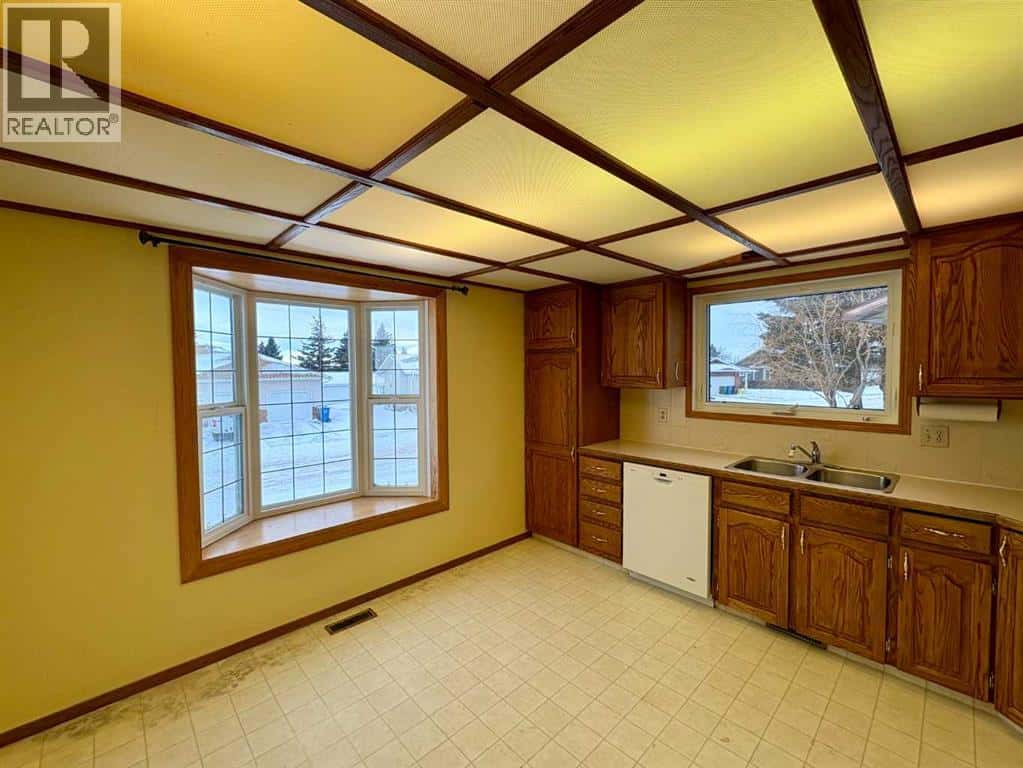 4304 56 Avenue — Innisfail, Alberta - Photo 3 of 35