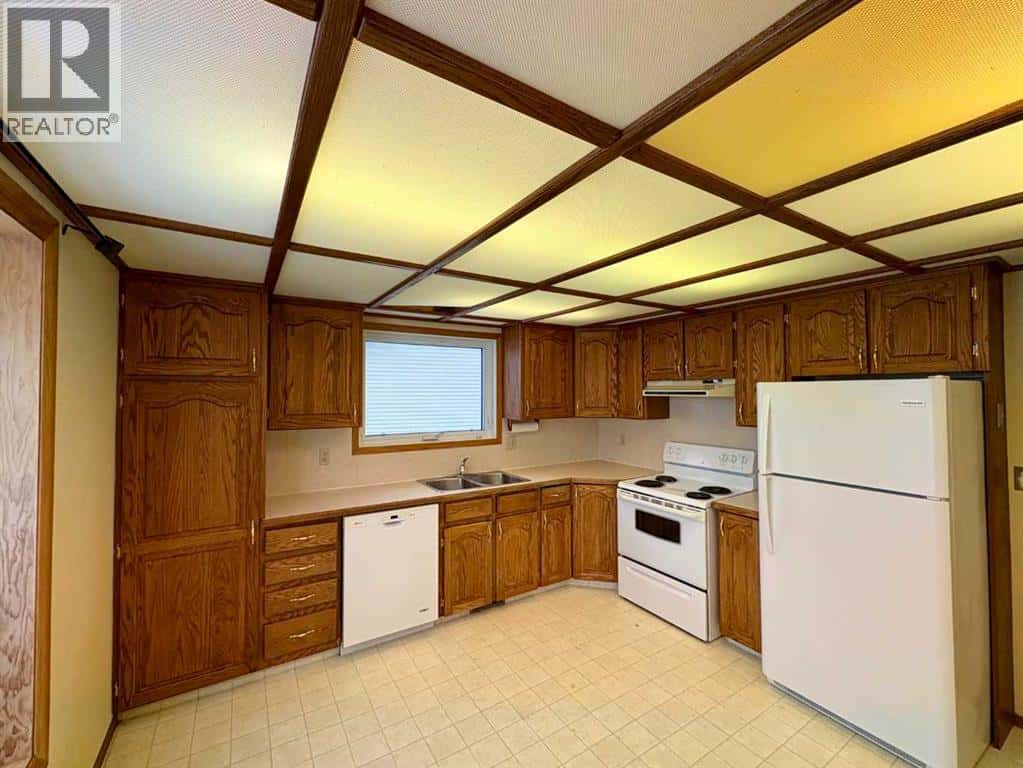 4304 56 Avenue — Innisfail, Alberta - Photo 4 of 35