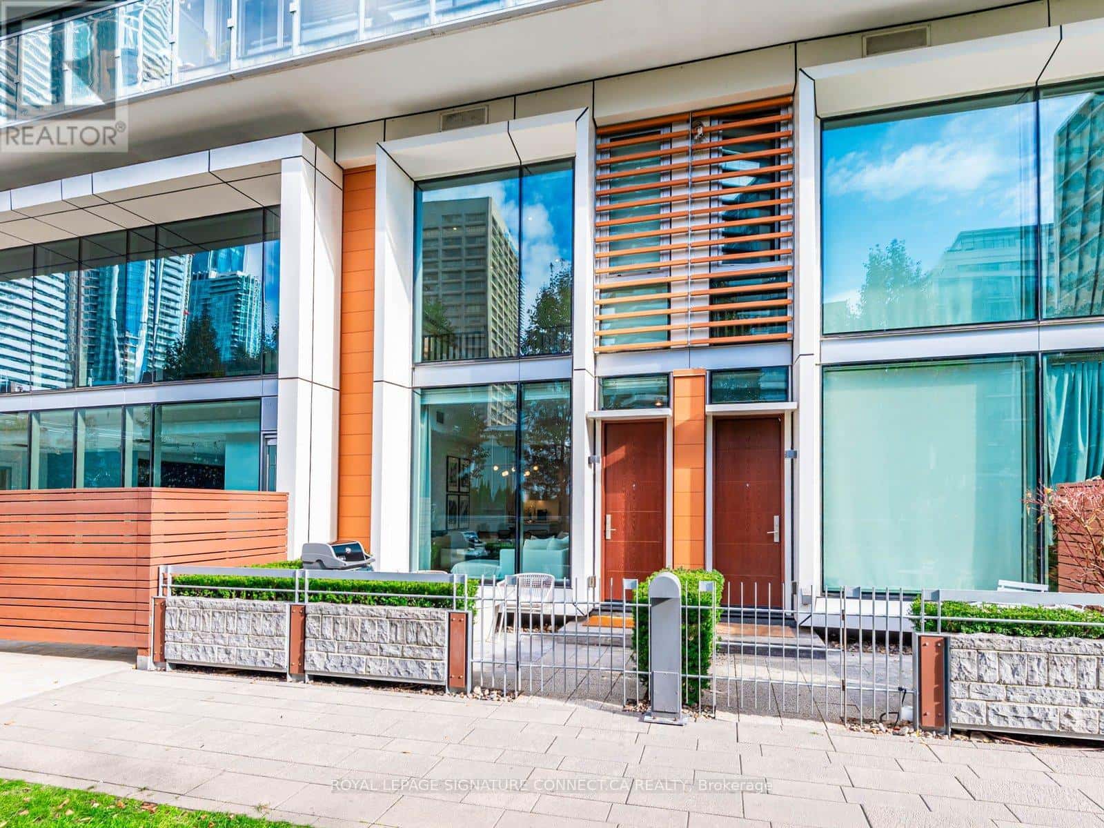 TH132 - 39 QUEENS QUAY E — Toronto (Waterfront Communities), Ontario - Photo 3 of 38