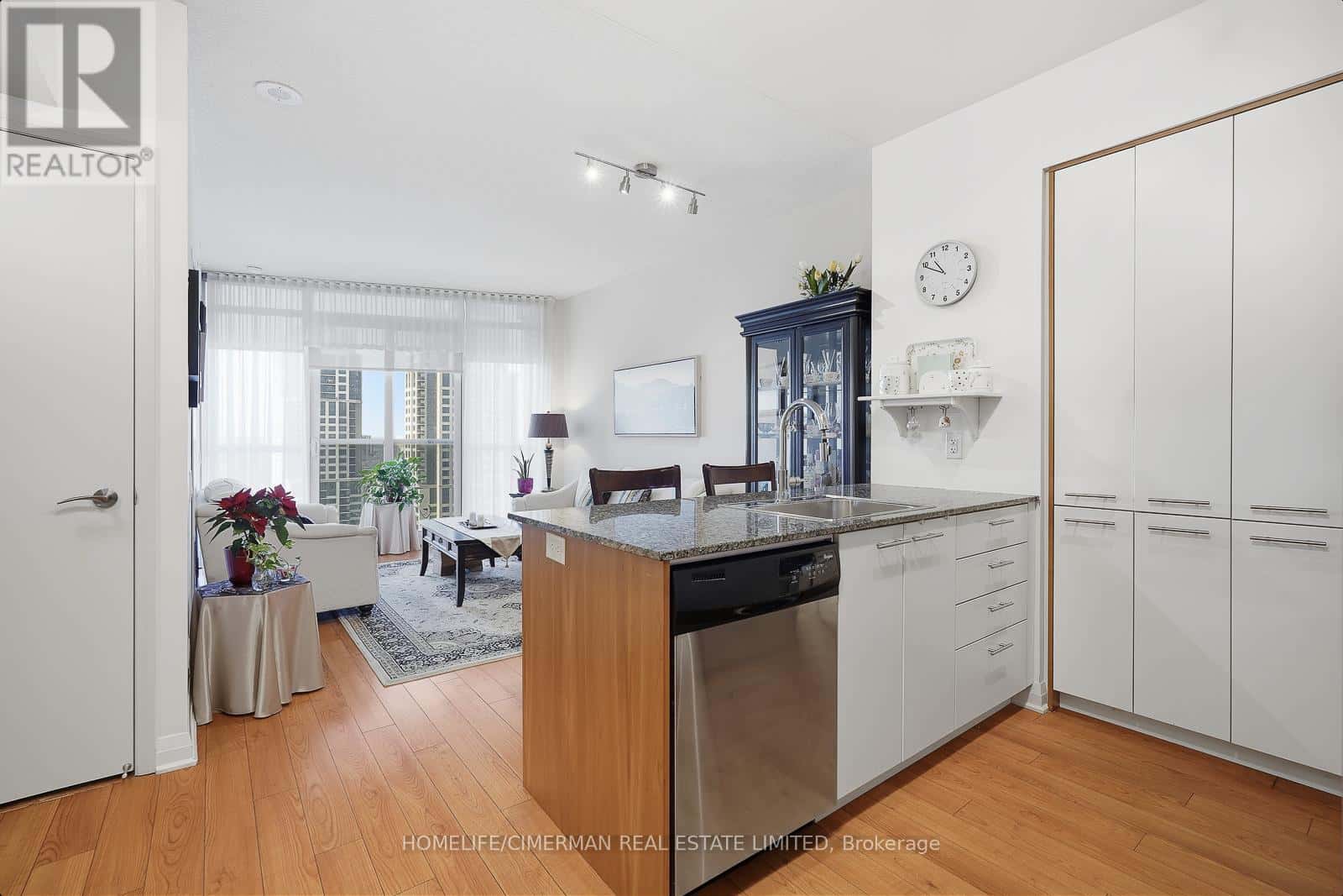 2006 - 1 VALHALLA INN ROAD — Toronto (Islington-City Centre West), Ontario - Photo 3 of 29