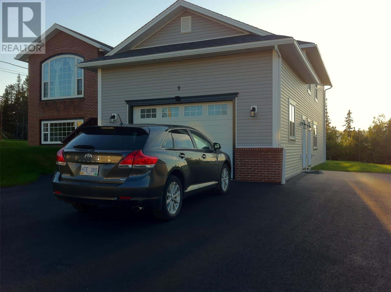 9 Sunset Drive — Clarenville, Newfoundland & Labrador - Photo 2 of 32