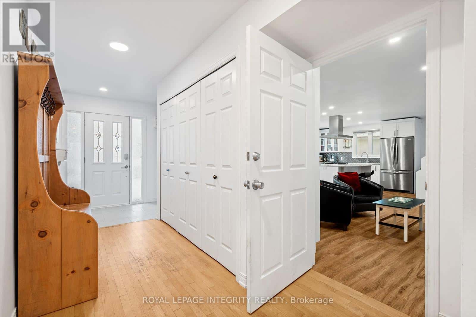 16 ST ANDREWS CIRCLE — Ottawa, Ontario - Photo 2 of 50