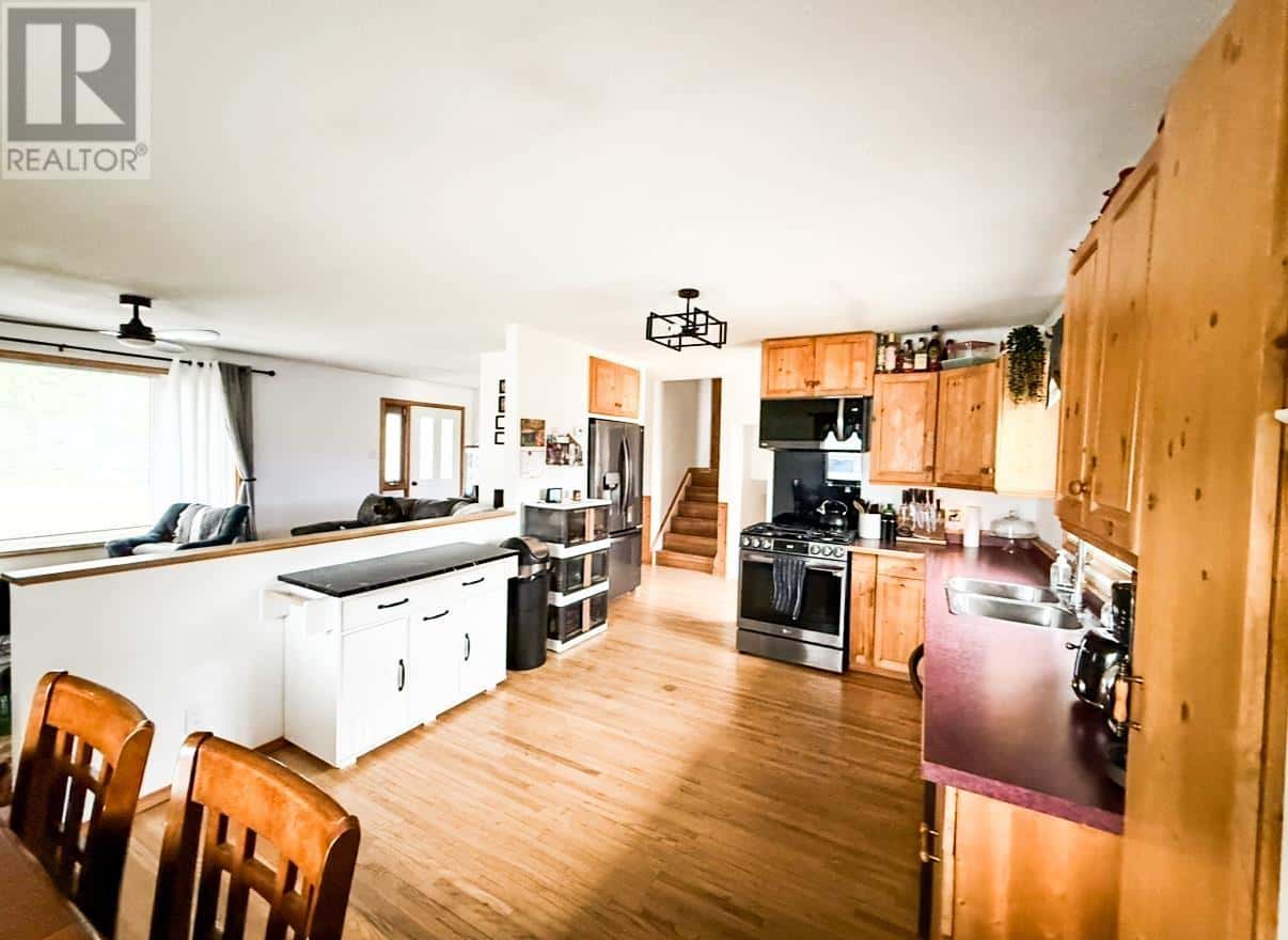 8 John ST — Ear Falls, Ontario - Photo 5 of 26