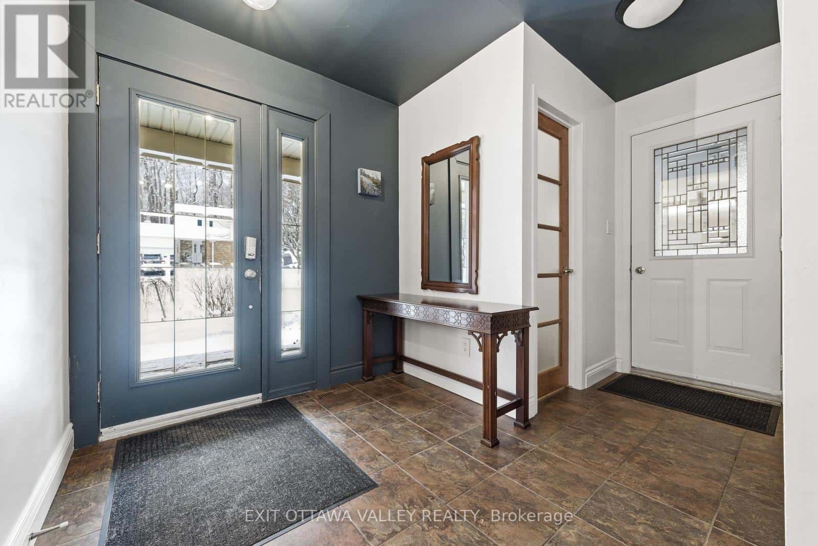 235 THOMAS STREET — Deep River, Ontario - Photo 3 of 49