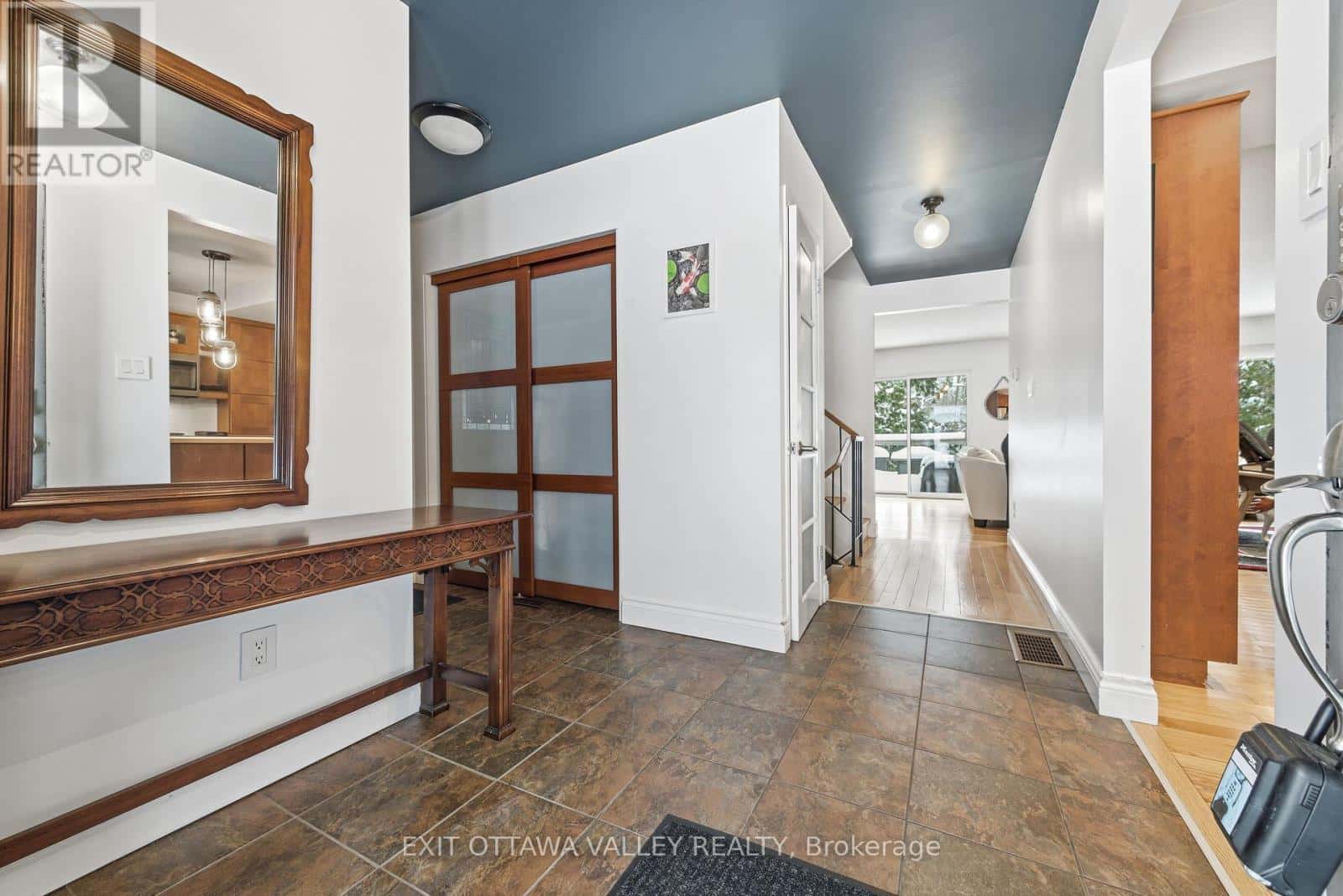 235 THOMAS STREET — Deep River, Ontario - Photo 4 of 49