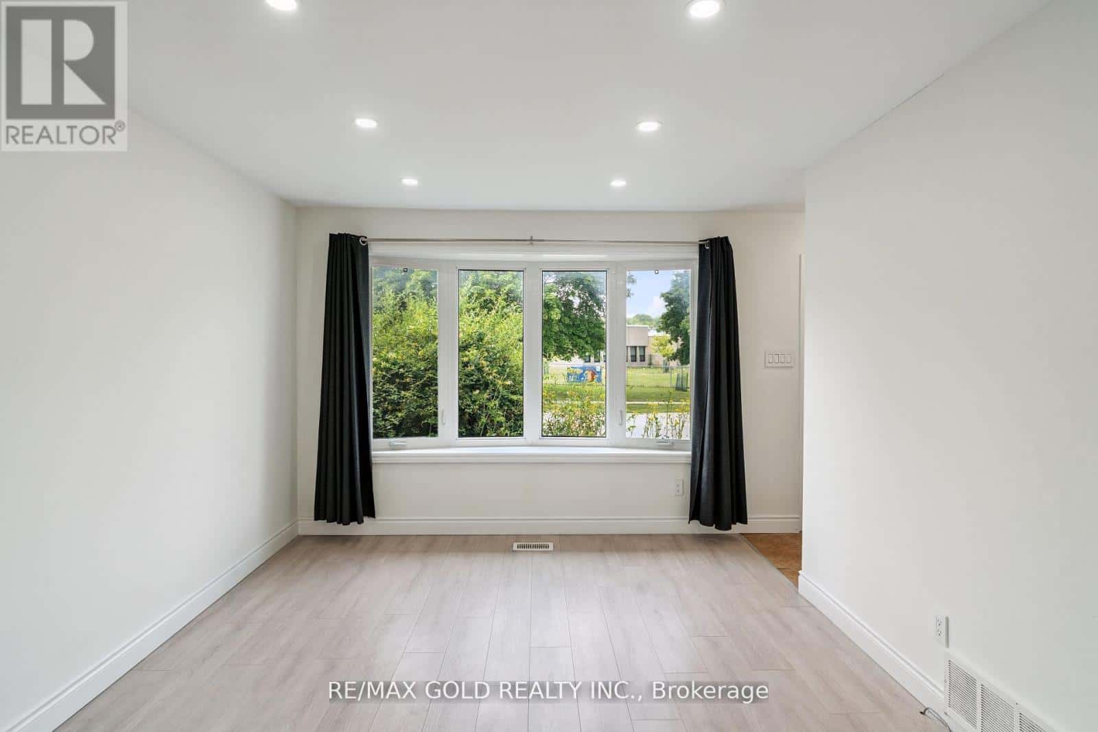 231A CEDARBRAE AVENUE — Waterloo, Ontario - Photo 4 of 13