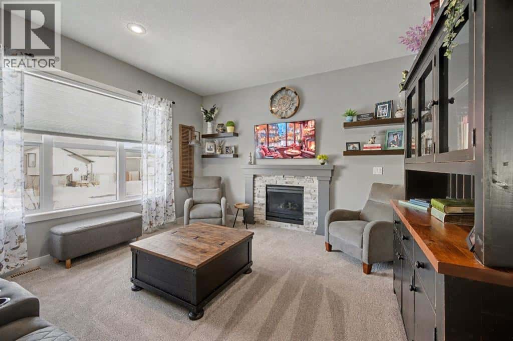 49 Aztec Crescent — Blackfalds, Alberta - Photo 3 of 42