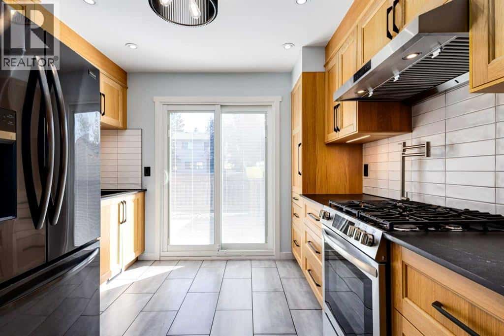 17 Sunvale Crescent SE — Calgary, Alberta - Photo 2 of 40