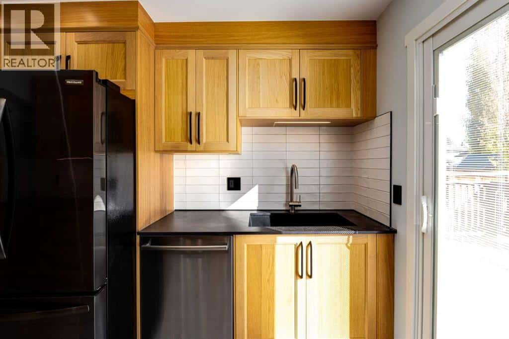 17 Sunvale Crescent SE — Calgary, Alberta - Photo 4 of 40