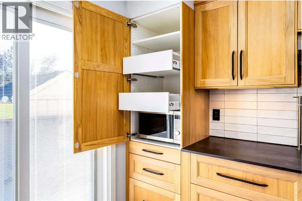 17 Sunvale Crescent SE — Calgary, Alberta - Photo 5 of 40