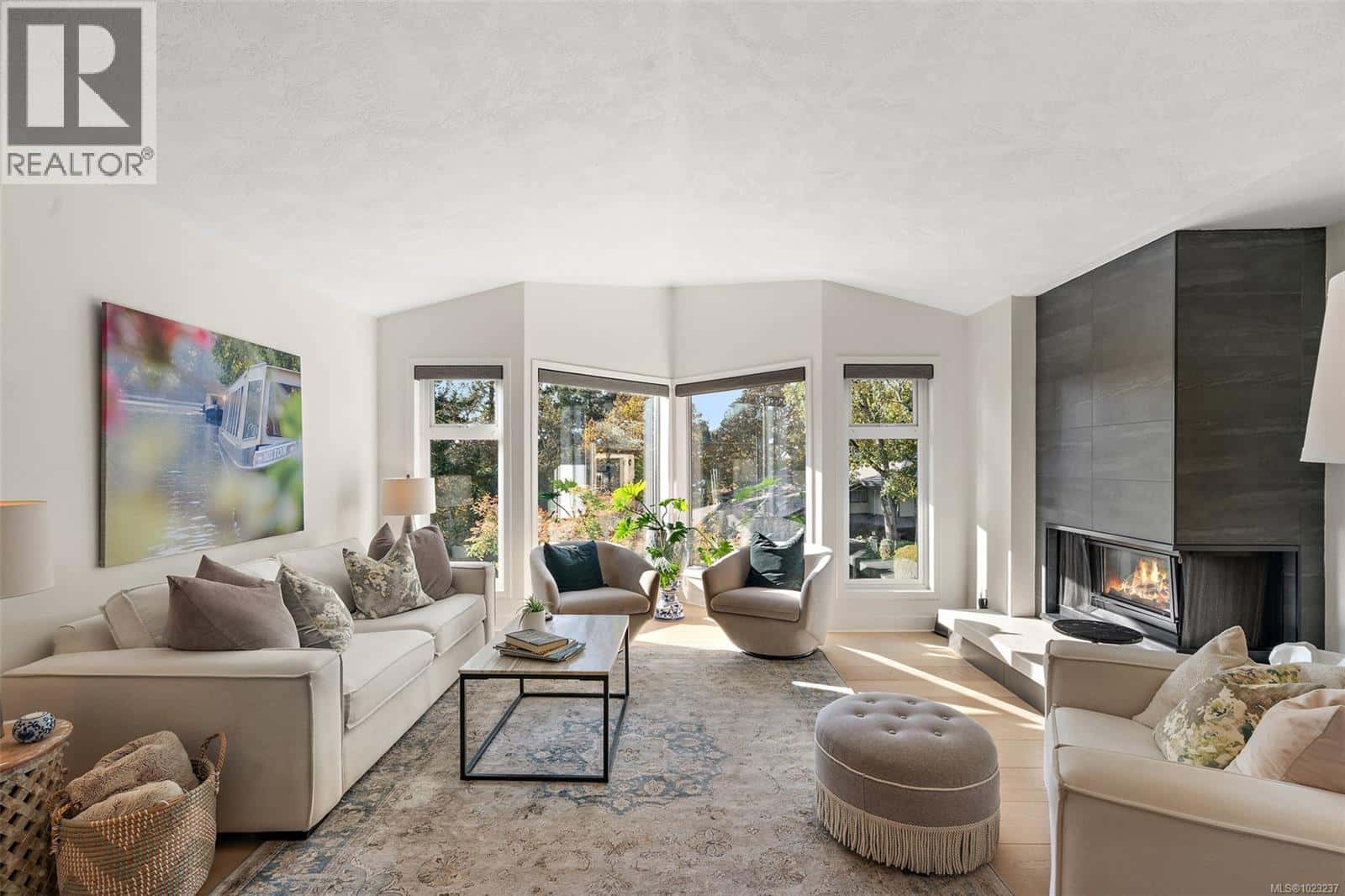 21 909 Carolwood Dr — Saanich, British Columbia - Photo 2 of 37