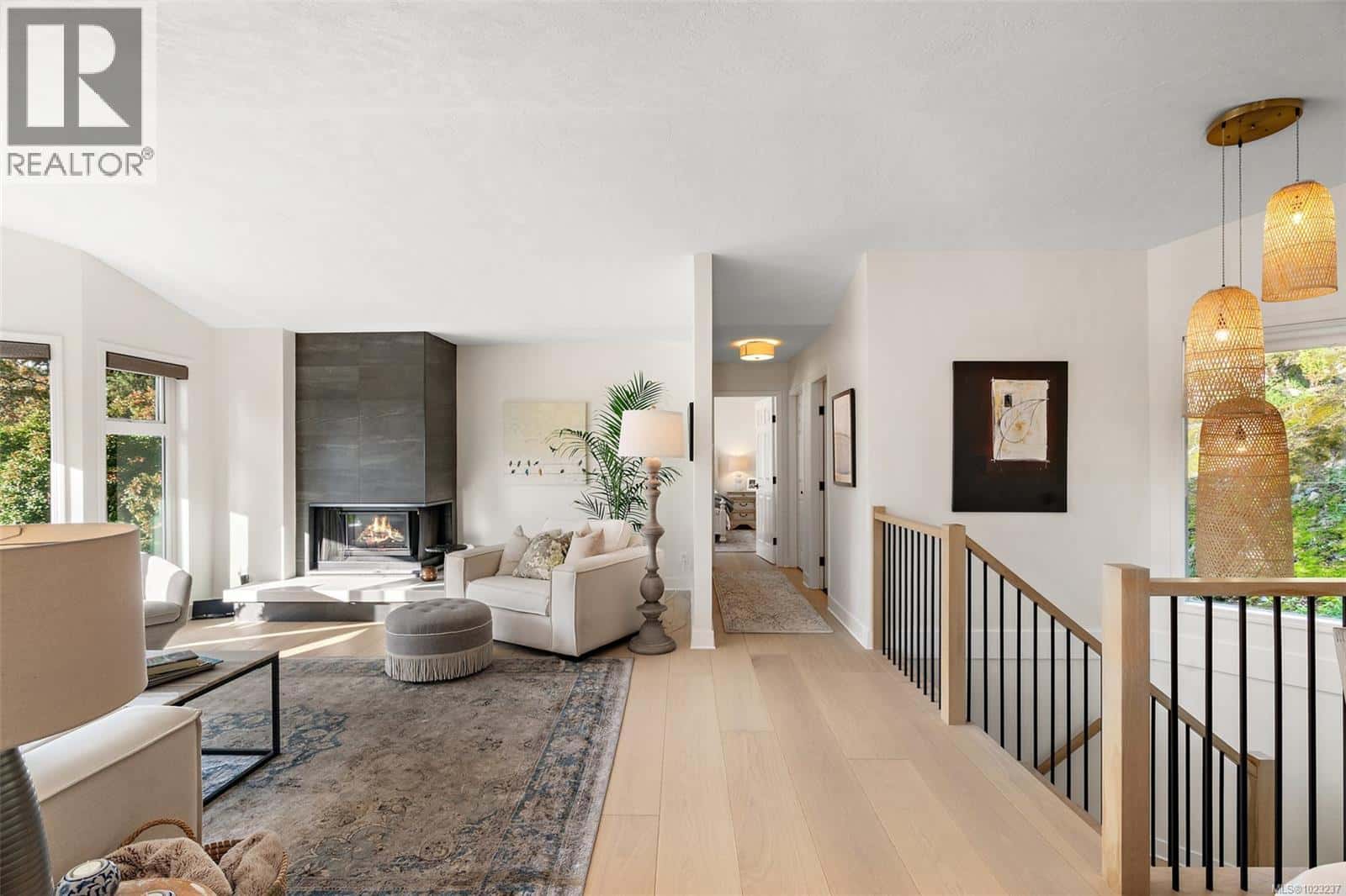 21 909 Carolwood Dr — Saanich, British Columbia - Photo 3 of 37