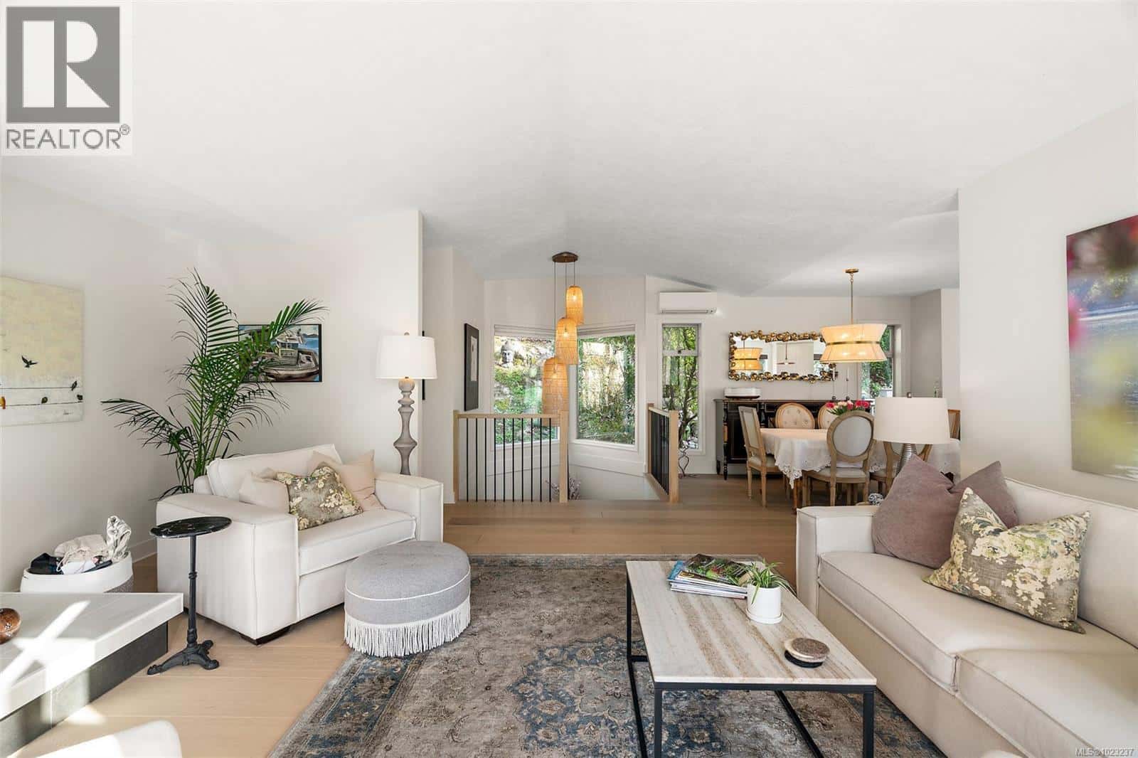 21 909 Carolwood Dr — Saanich, British Columbia - Photo 4 of 37