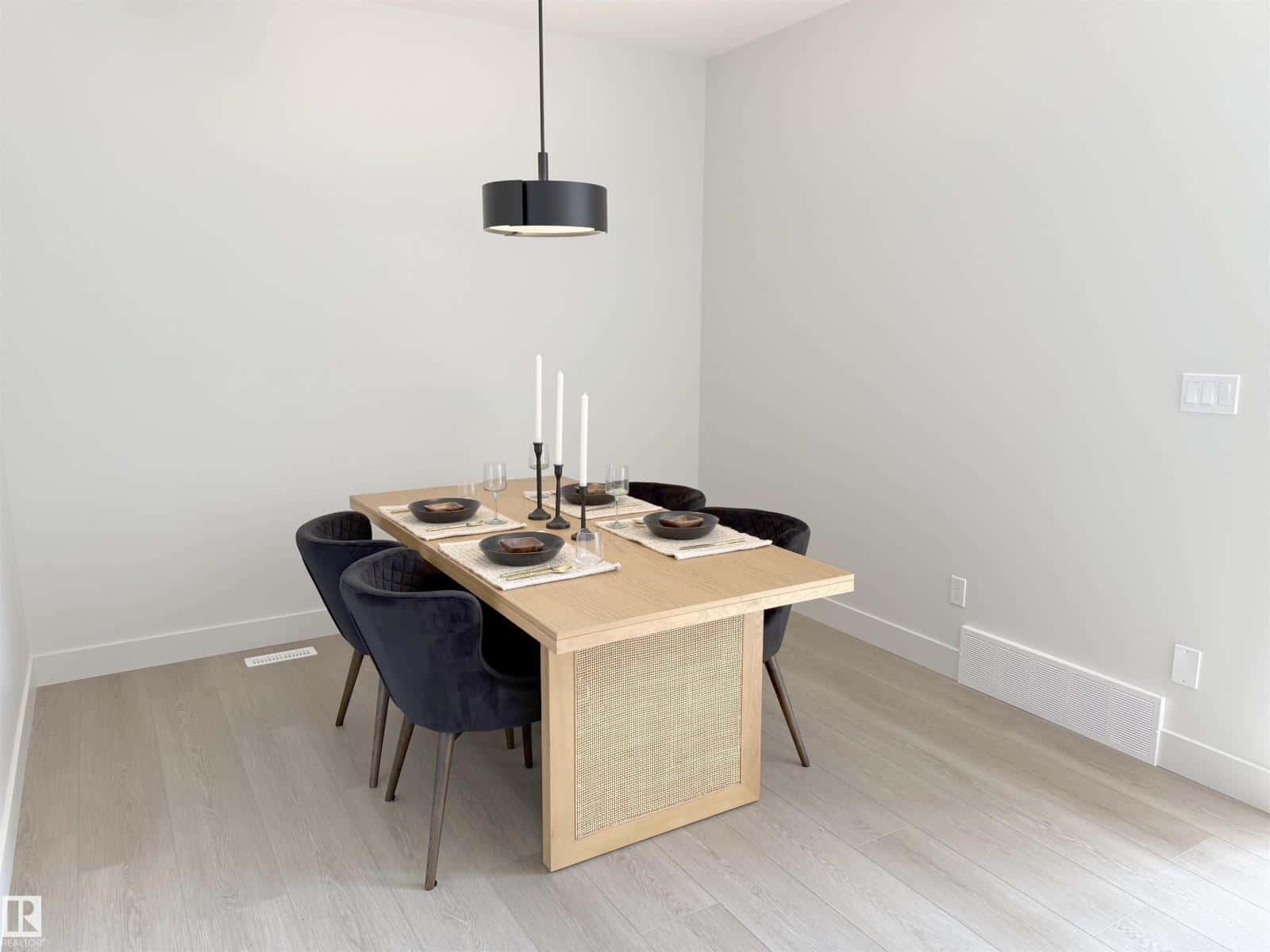 6235 175 AV NW — Edmonton, Alberta - Photo 5 of 34