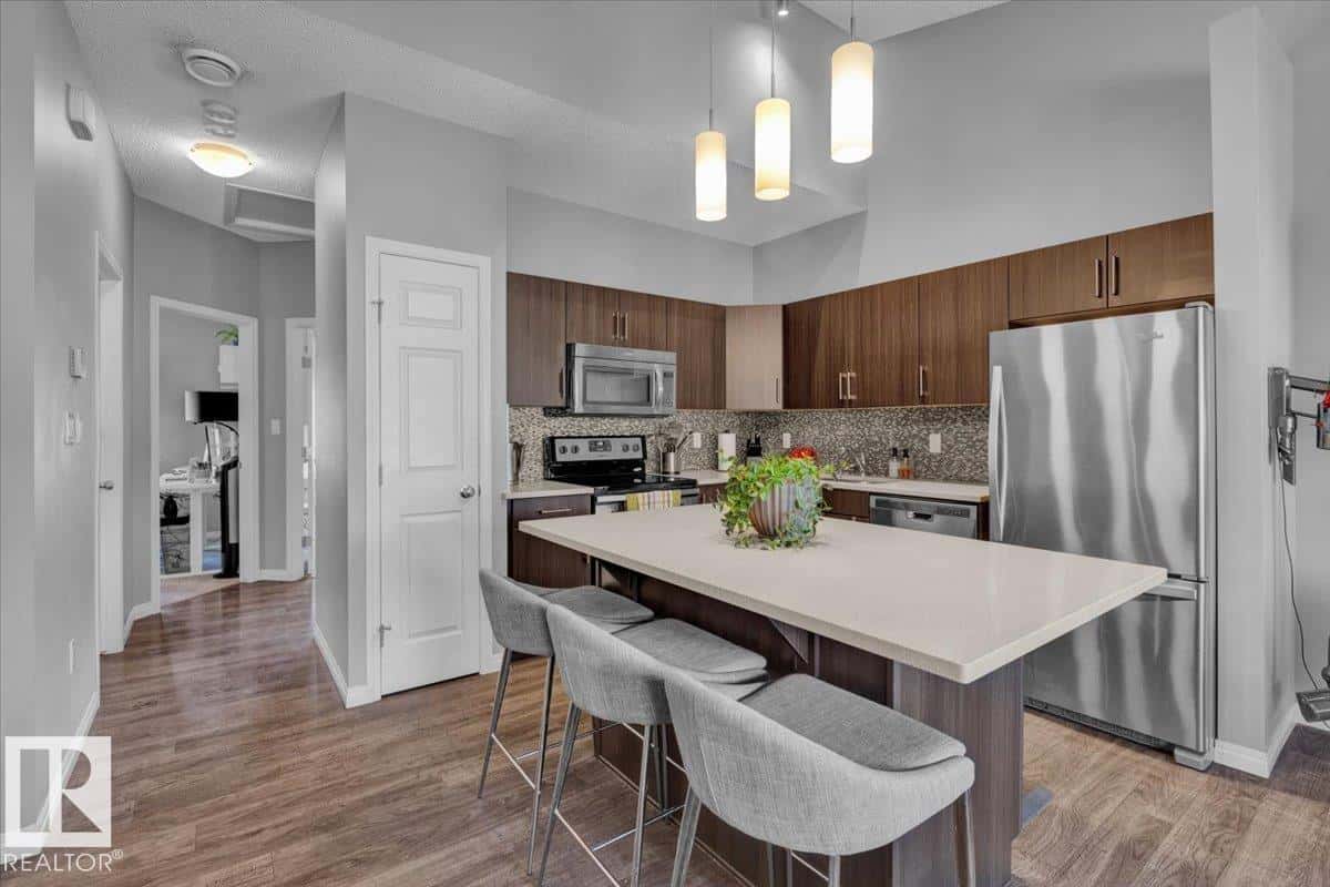 2905 141 ST SW — Edmonton, Alberta - Photo 2 of 54