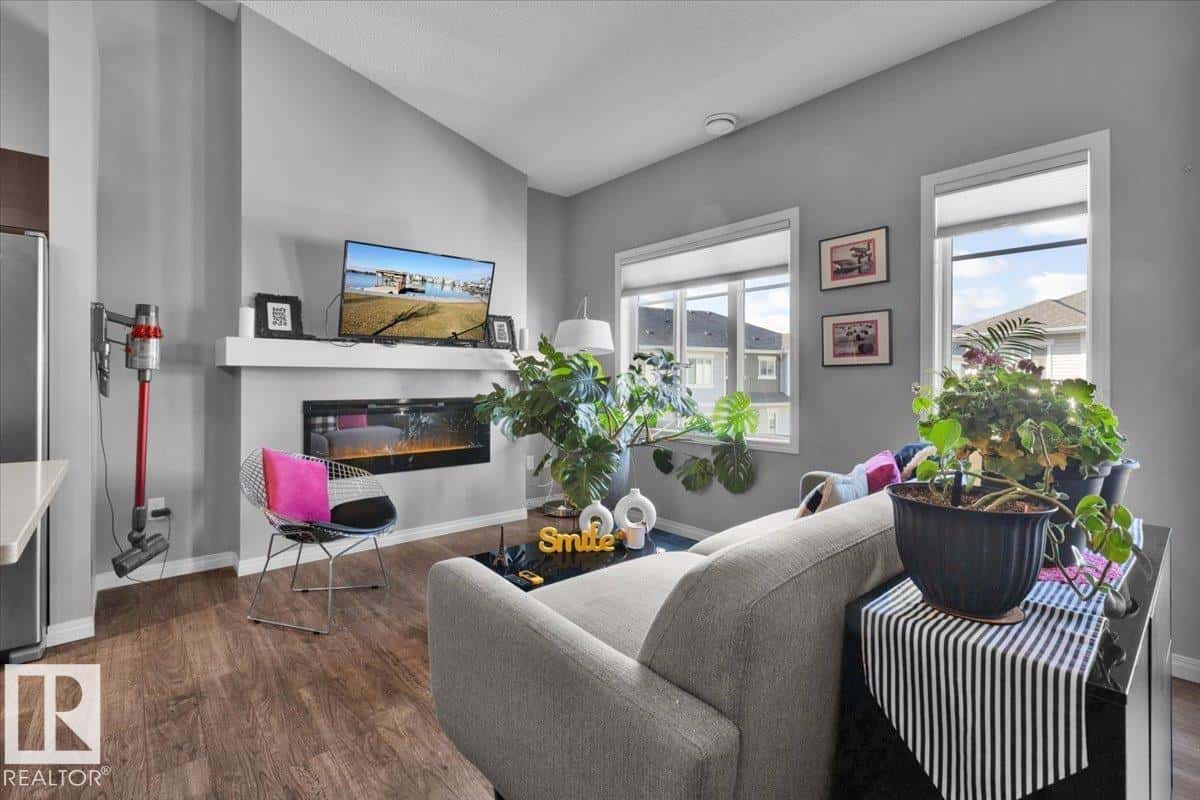 2905 141 ST SW — Edmonton, Alberta - Photo 3 of 54