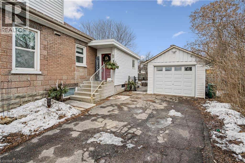 13 SPIERS Crescent — Cambridge, Ontario - Photo 3 of 35