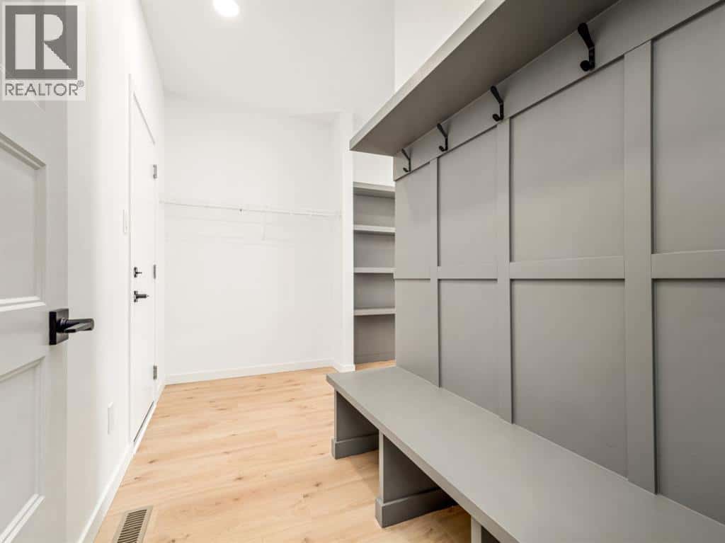 4622 31 Avenue S — Lethbridge, Alberta - Photo 3 of 31