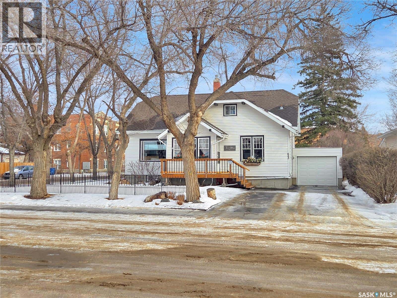845 Alder AVENUE — Moose Jaw, Saskatchewan - Photo 5 of 50
