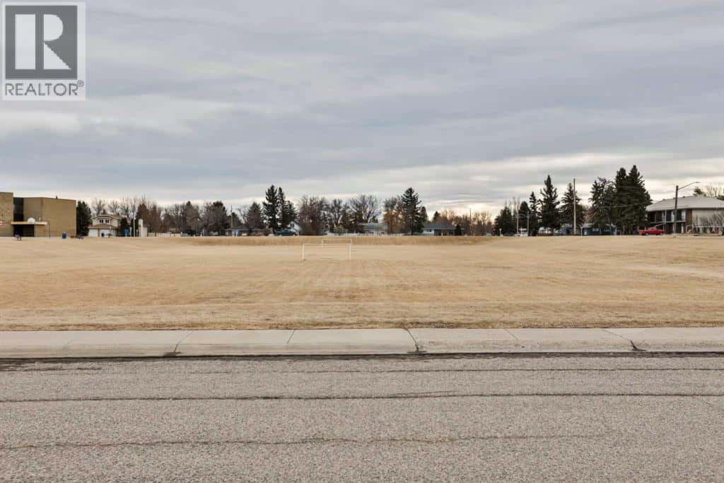 1408 21 Avenue — Coaldale, Alberta - Photo 2 of 19