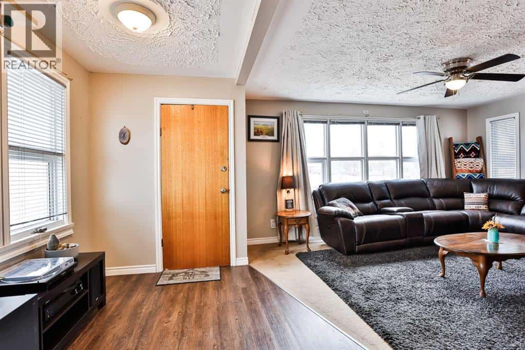 1408 21 Avenue — Coaldale, Alberta - Photo 3 of 19