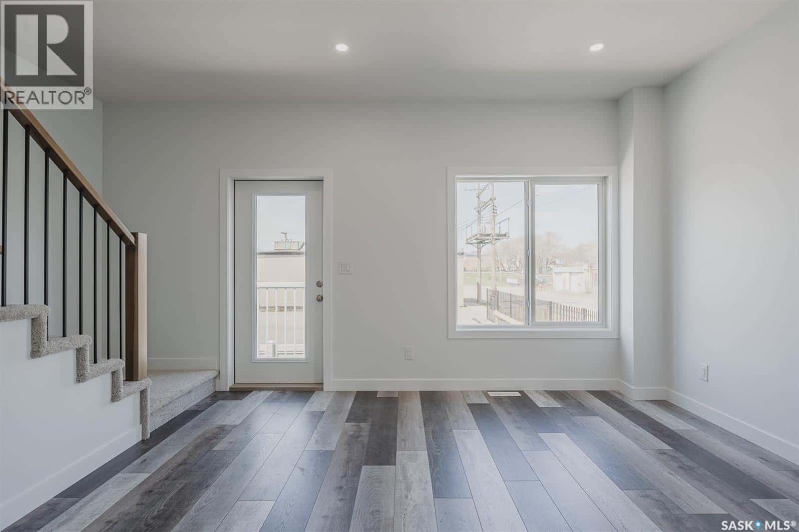 419 L AVENUE S — Saskatoon, Saskatchewan - Photo 4 of 18