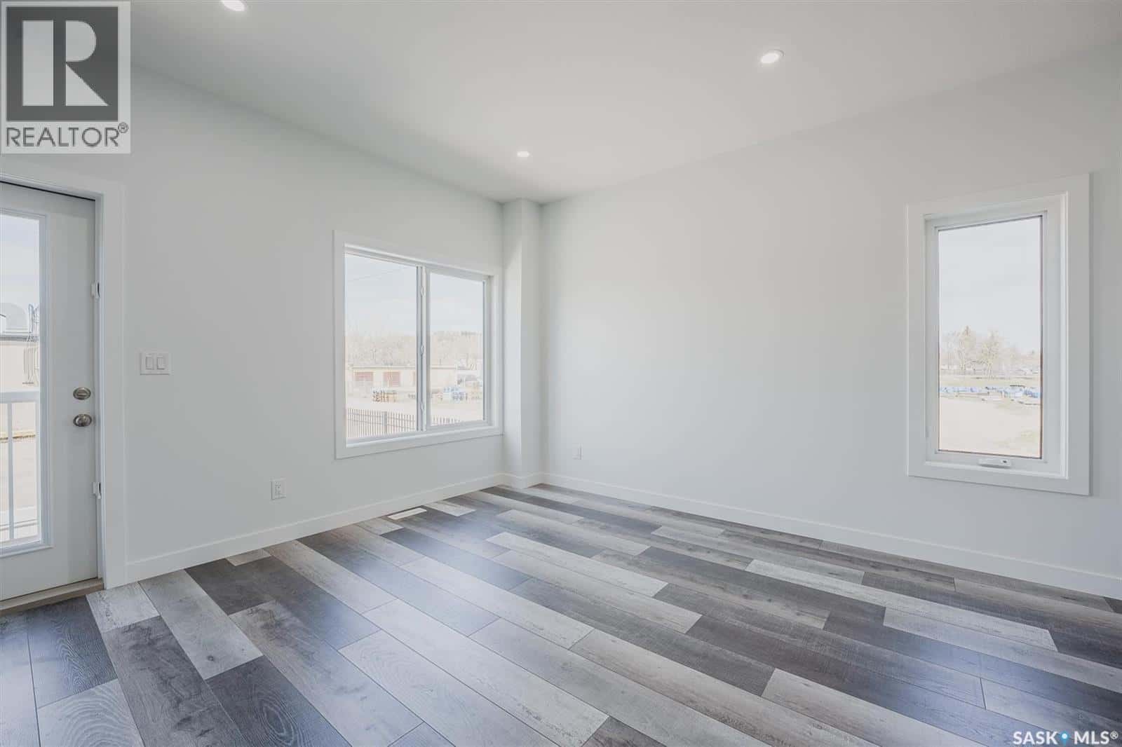 419 L AVENUE S — Saskatoon, Saskatchewan - Photo 5 of 18