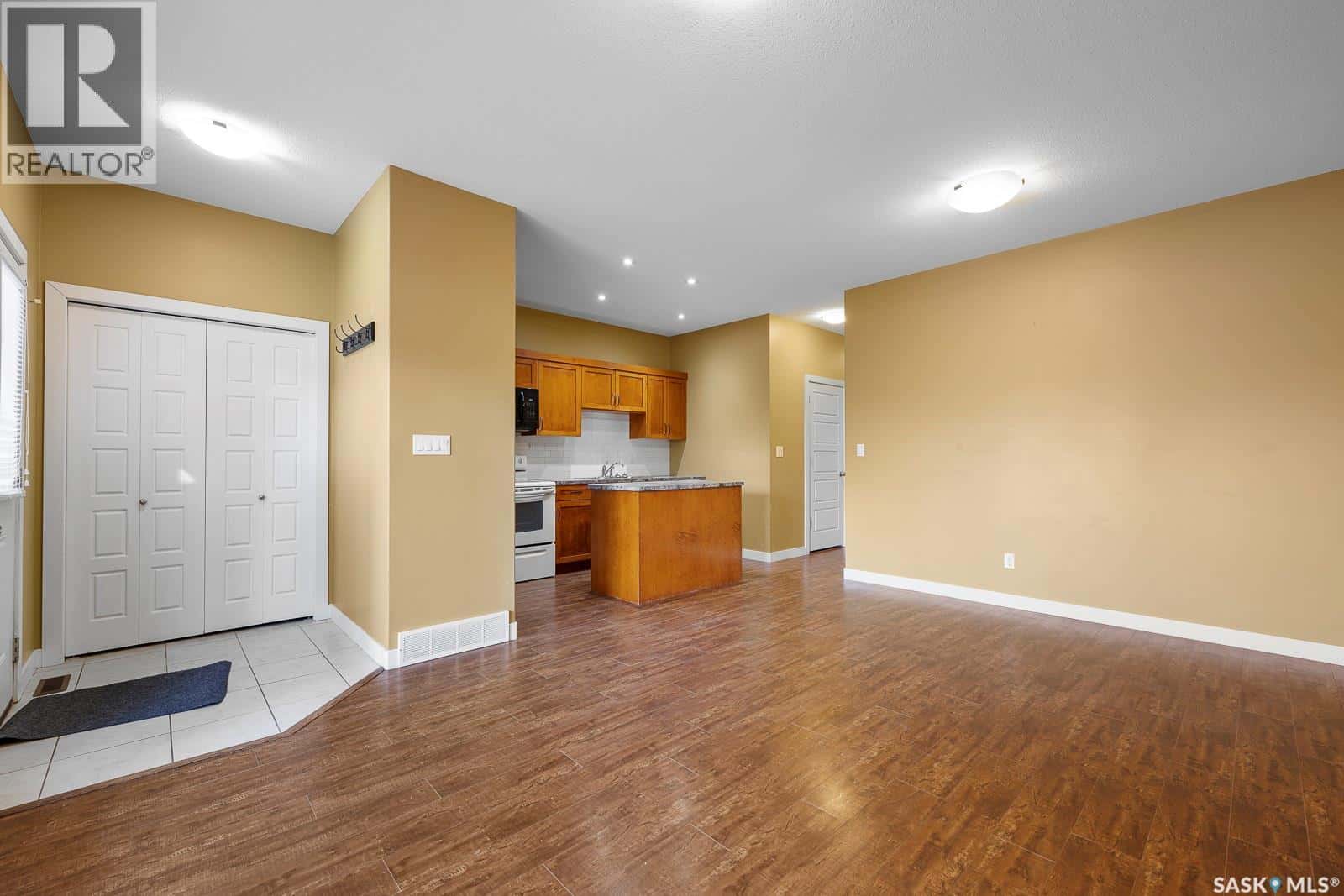 1069 Lindsay STREET — Regina, Saskatchewan - Photo 5 of 27