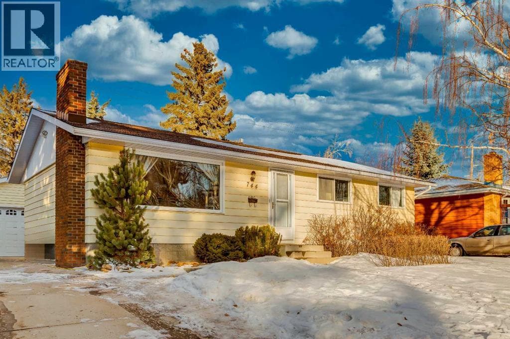 744 Hunterston Crescent NW — Calgary, Alberta - Main photo