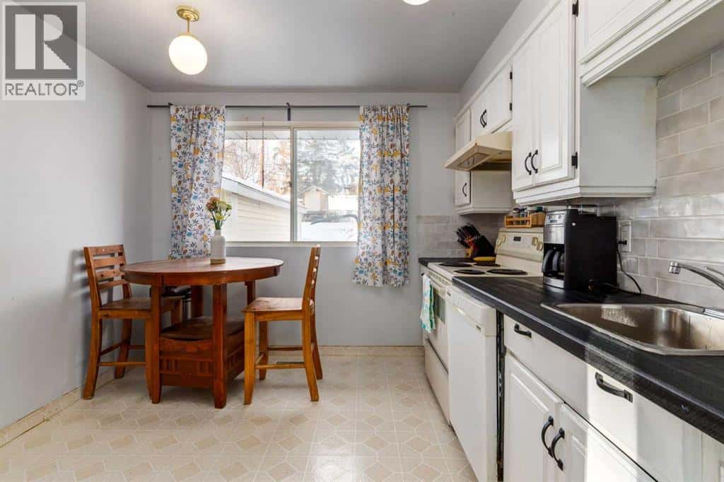 744 Hunterston Crescent NW — Calgary, Alberta - Photo 5 of 38