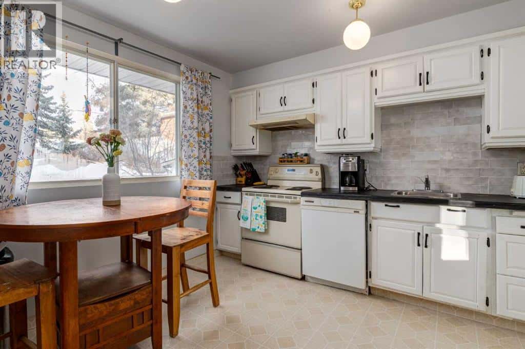 744 Hunterston Crescent NW — Calgary, Alberta - Photo 4 of 38