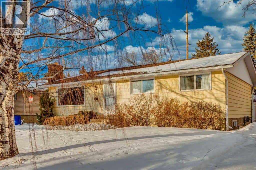 744 Hunterston Crescent NW — Calgary, Alberta - Photo 2 of 38