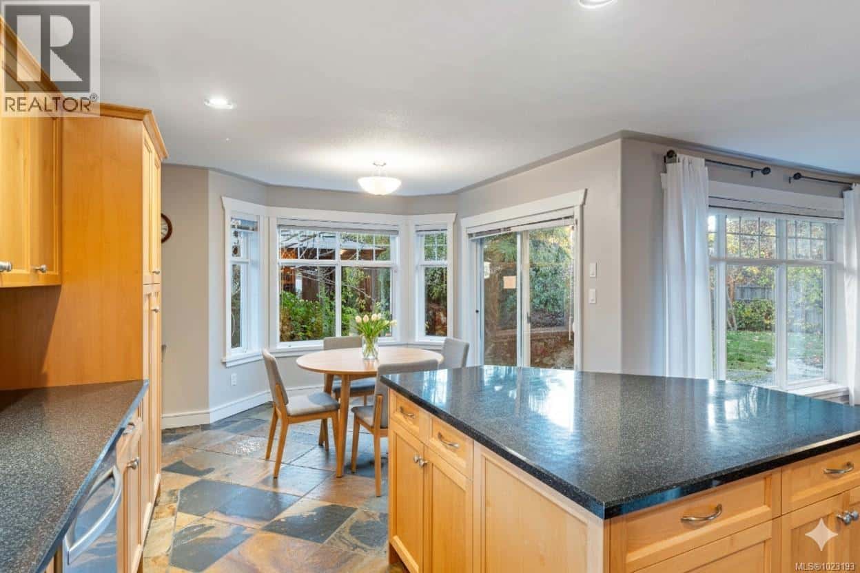 610 Forsyth Ave — Parksville, British Columbia - Photo 2 of 63