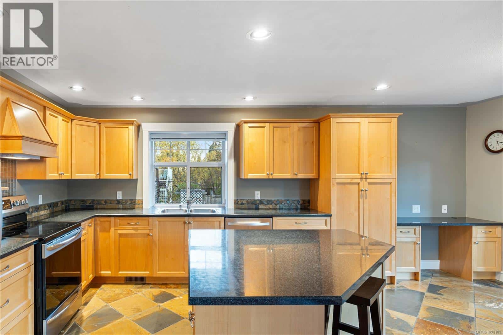 610 Forsyth Ave — Parksville, British Columbia - Photo 3 of 63