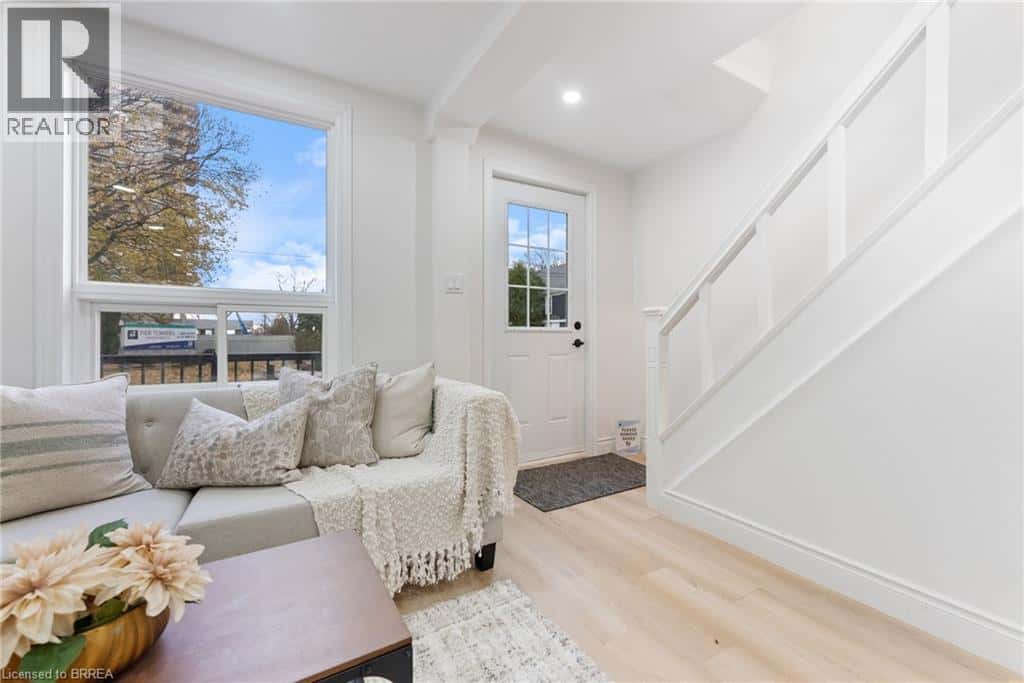 581 JOHN Street N — Hamilton, Ontario - Photo 4 of 27