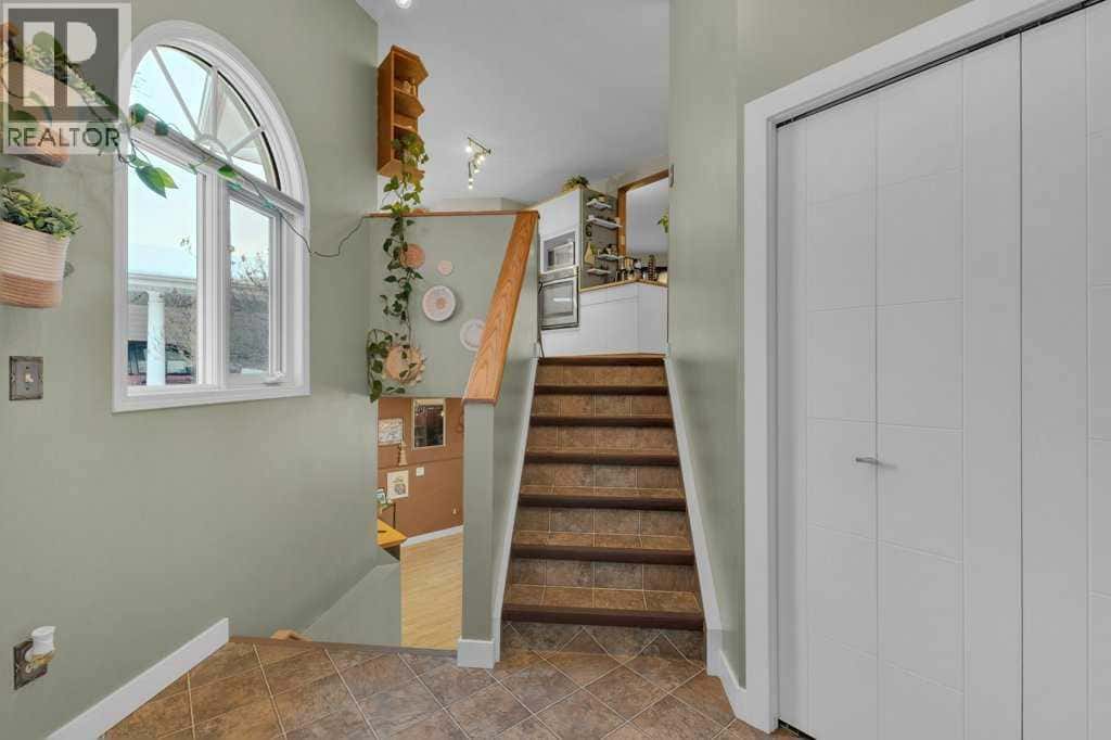 4904 43 Street — Ponoka, Alberta - Photo 4 of 46