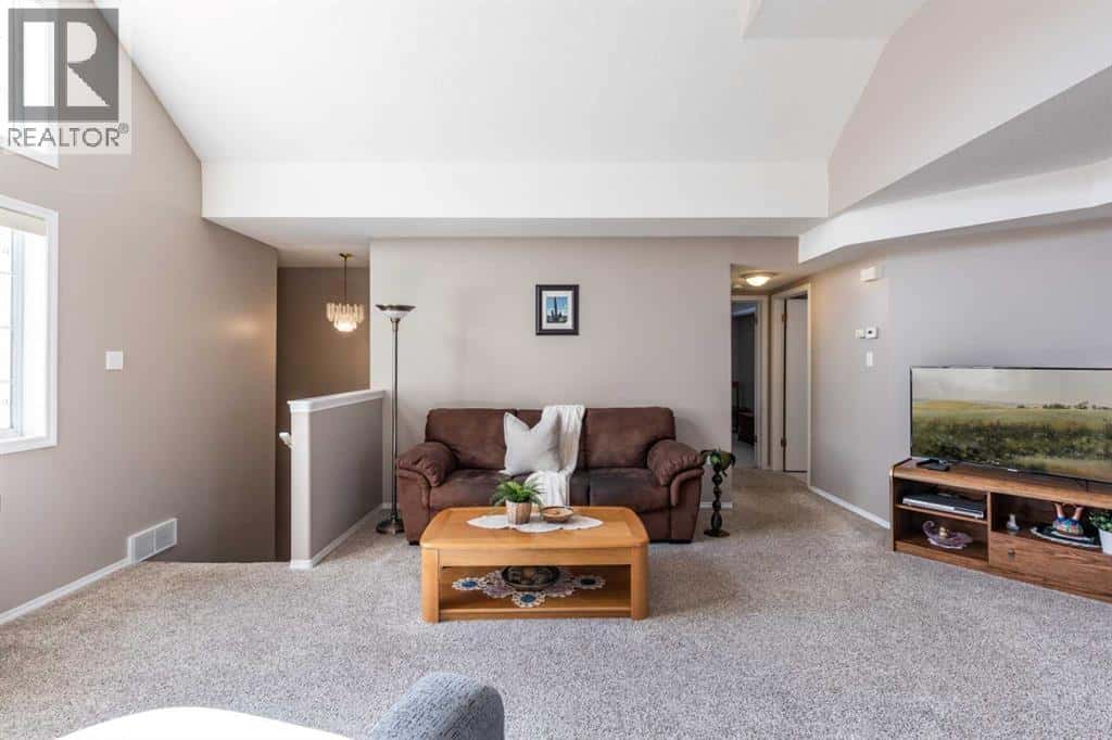 304, 221 Cameron Road SE — Medicine Hat, Alberta - Photo 4 of 31