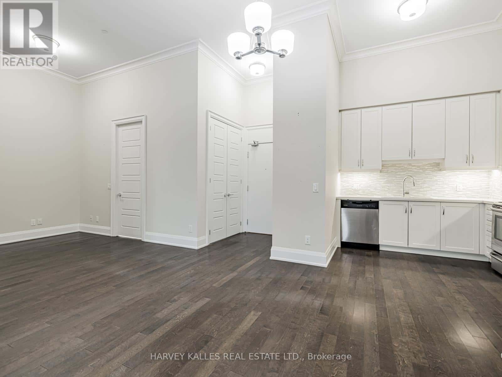 112 - 7 BOND CRESCENT — Richmond Hill (Oak Ridges), Ontario - Photo 3 of 26