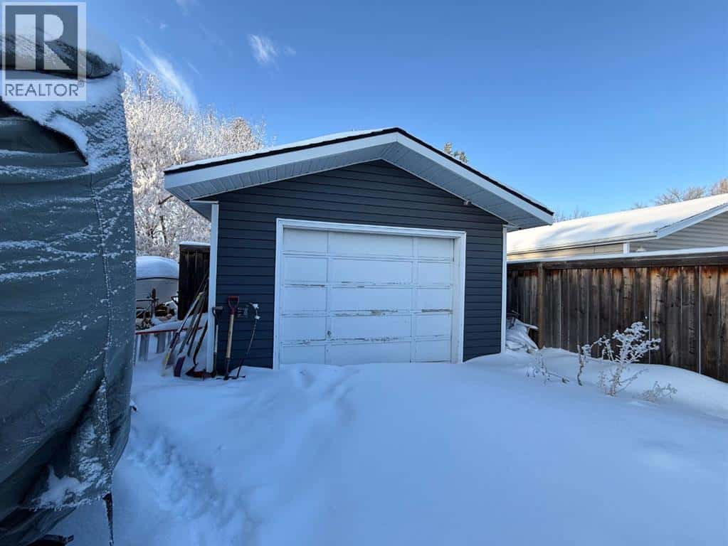 3304 54 Avenue — Lloydminster, Alberta - Photo 2 of 31