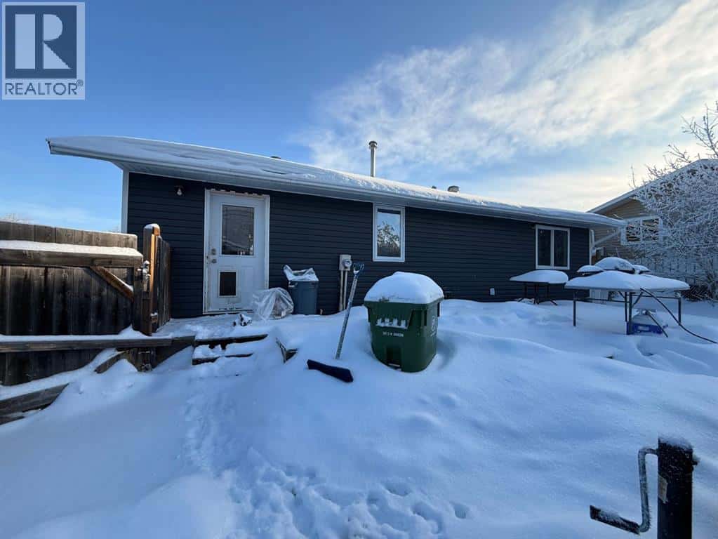 3304 54 Avenue — Lloydminster, Alberta - Photo 4 of 31