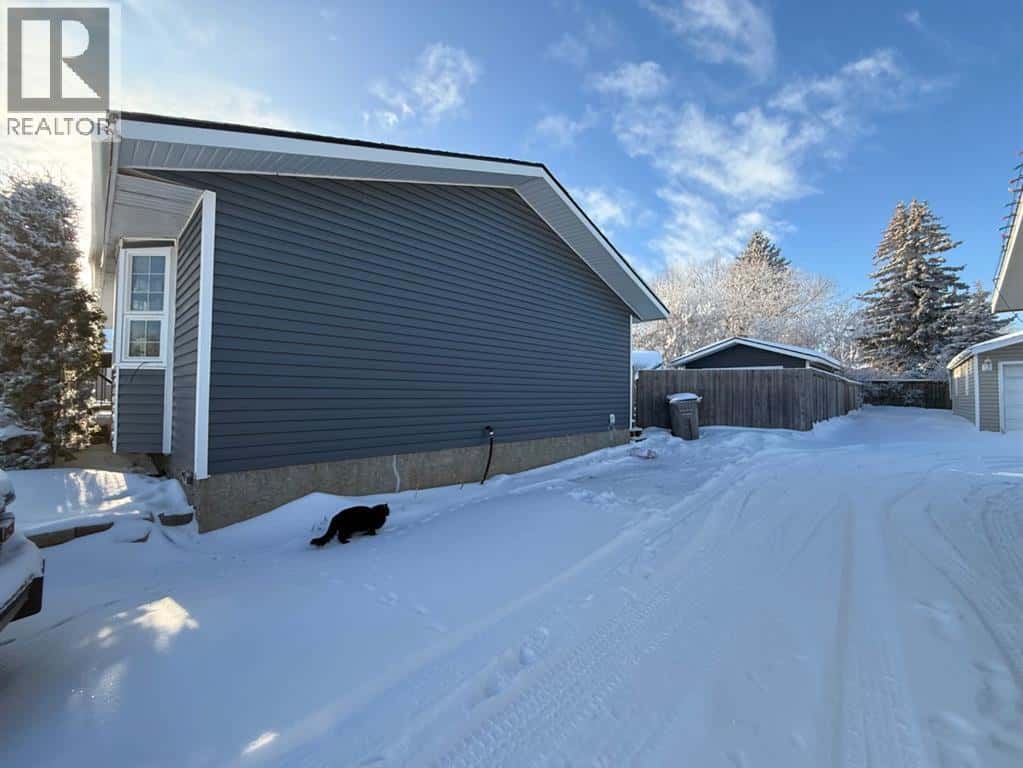 3304 54 Avenue — Lloydminster, Alberta - Photo 3 of 31