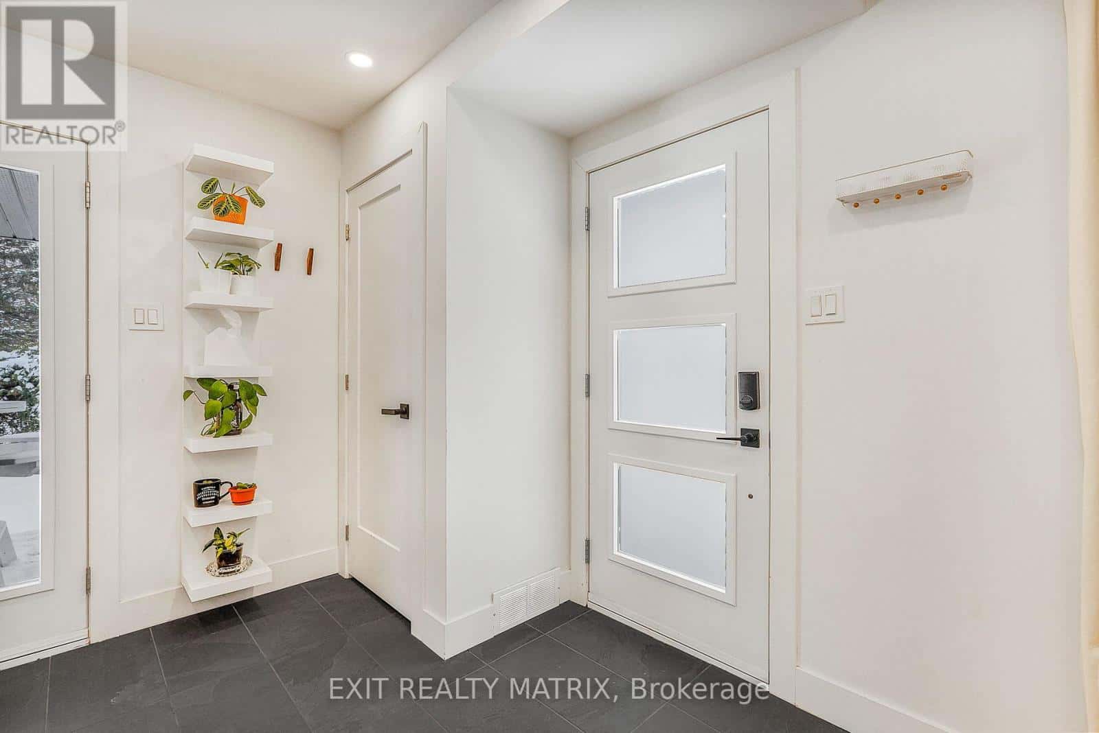 224 WILSHIRE AVENUE — Ottawa, Ontario - Photo 3 of 28