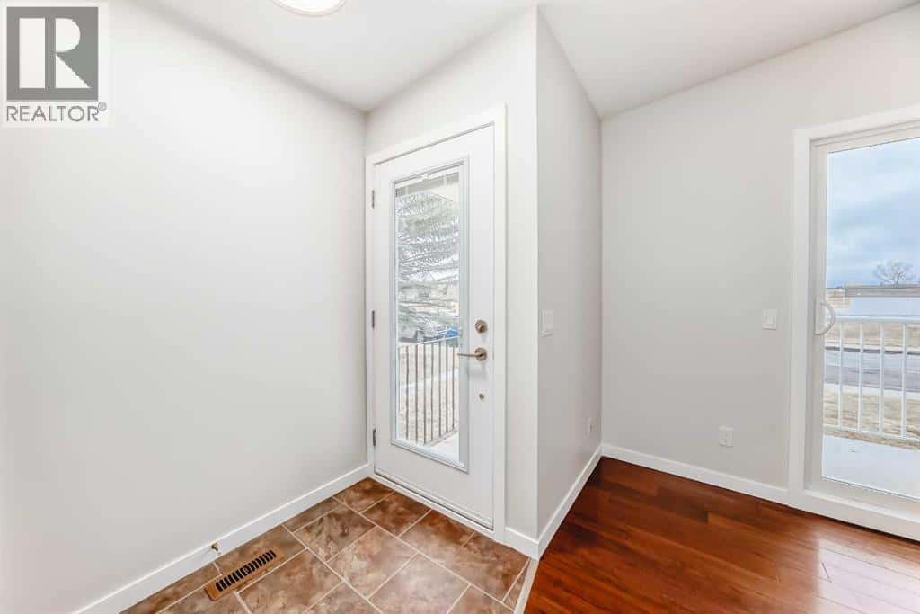 6527 58 Street NW — Calgary, Alberta - Photo 2 of 31