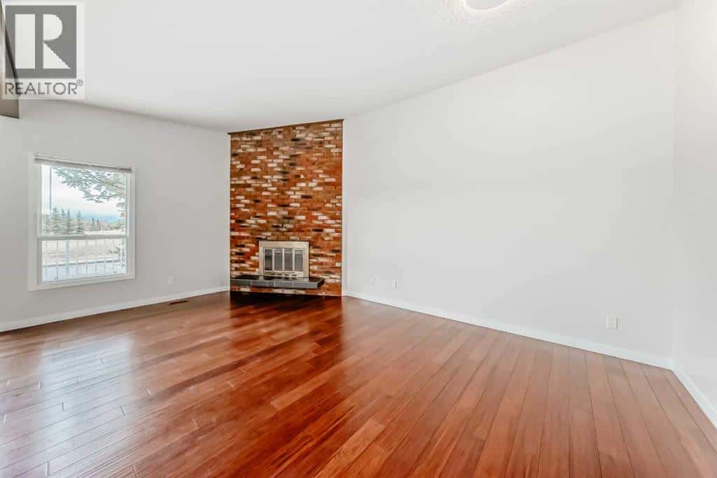 6527 58 Street NW — Calgary, Alberta - Photo 4 of 31