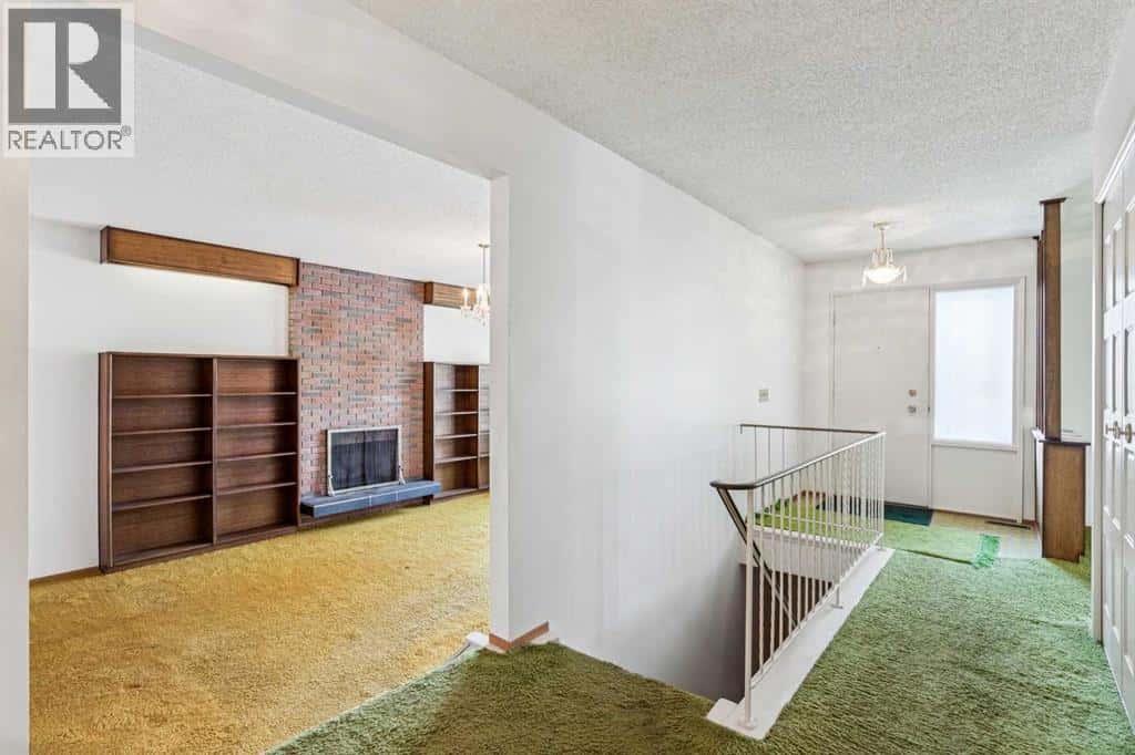 272 Thames Close NW — Calgary, Alberta - Photo 3 of 36