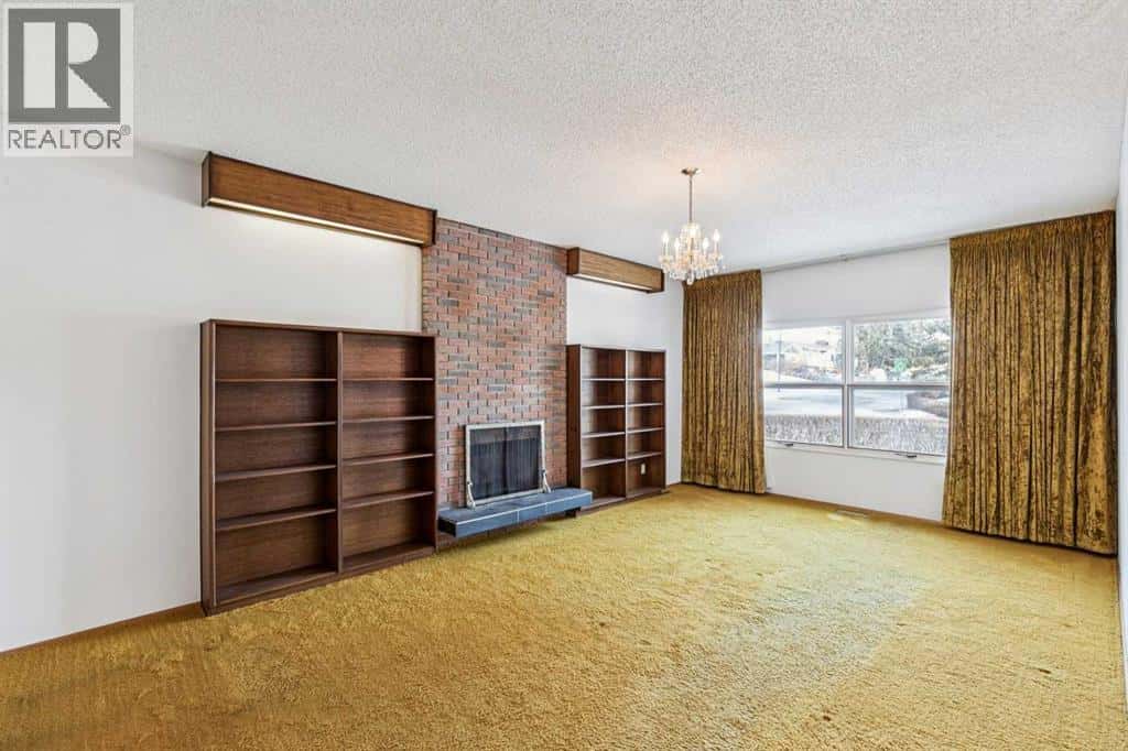 272 Thames Close NW — Calgary, Alberta - Photo 4 of 36