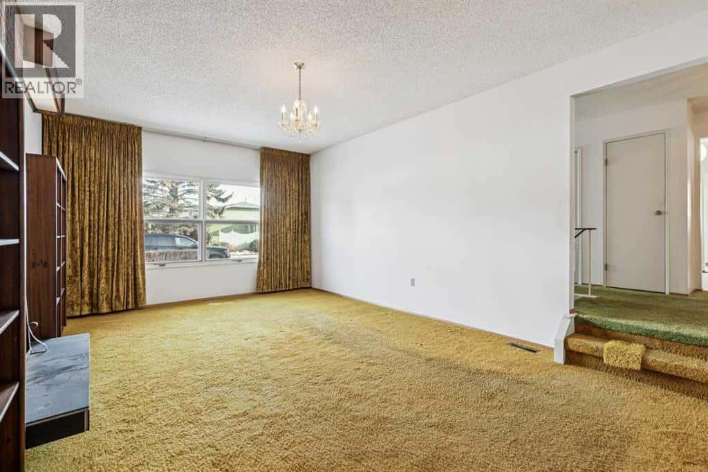 272 Thames Close NW — Calgary, Alberta - Photo 5 of 36