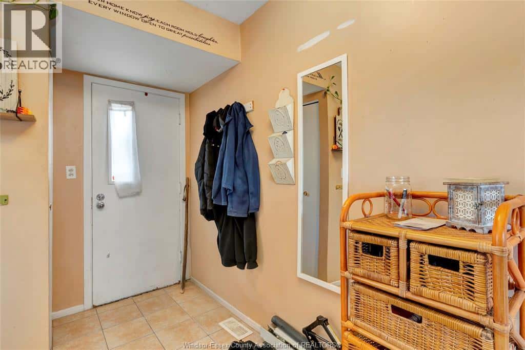 7707 HAWTHORNE Unit# 10 — Windsor, Ontario - Photo 2 of 26