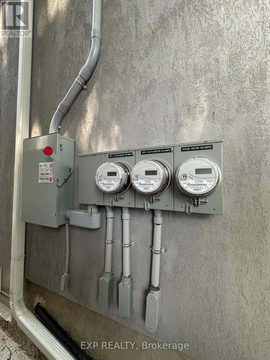 6 LAPP STREET — Toronto (Rockcliffe-Smythe), Ontario - Photo 4 of 40